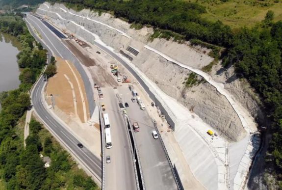 Elkészült egy sztrádaszakasz, de nem adható át a forgalomnak