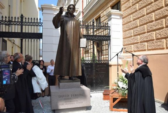 Másfél évszázados kolozsvári álom vált valóra – Dávid Ferenc unitárius püspök szoboravatóján jártunk