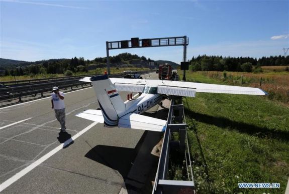 Autópályán hajtott végre kényszerleszállást egy repülőgép