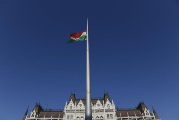 Felvonták a nemzeti lobogót az Országház előtt