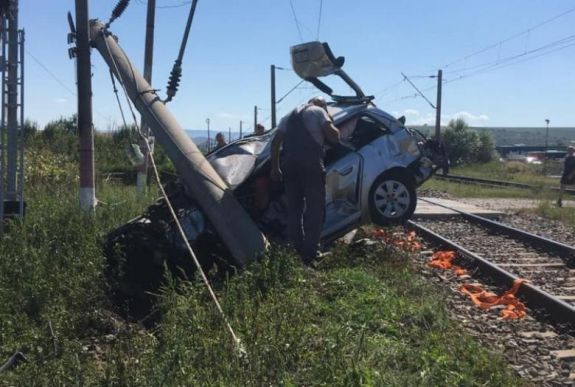 Vonat gázolt el személygépkocsit, csoda, hogy a sofőr túlélte
