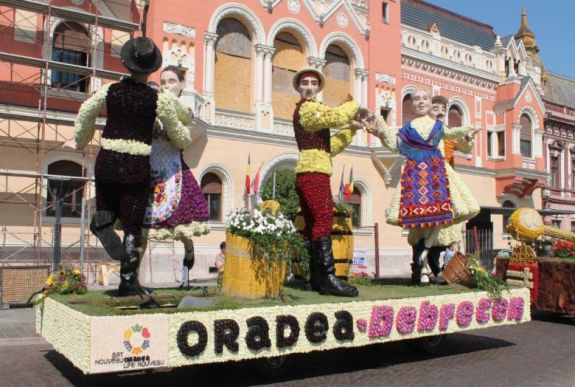 A virágból kirakott Szent Korona és társai megérkeztek Nagyváradra