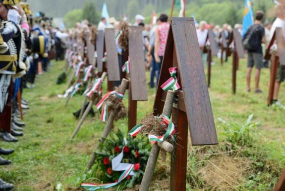 Tisztelgés Székelyföldön a hősök előtt – képeken mutatjuk a 25. úzvölgyi megemlékezést