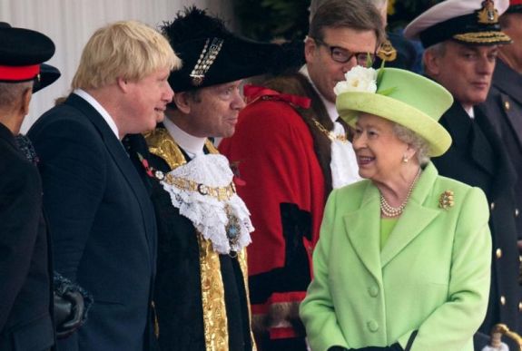 II. Erzsébet engedett Boris Johnsonnak, és öt hétre felfüggesztette a parlament működését