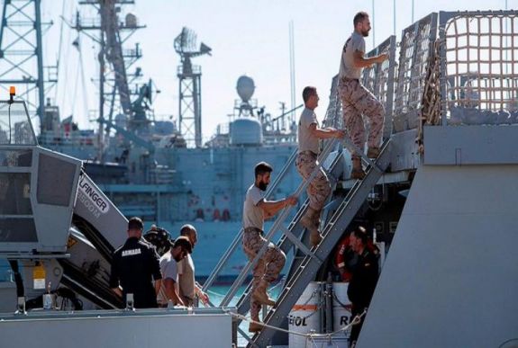 Spanyol hadihajó szállított Spanyolországba afrikai menedékkérőket Szicíliából