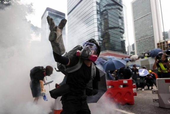 Könnygázt vetett be a hongkongi rendőrség tüntetők ellen