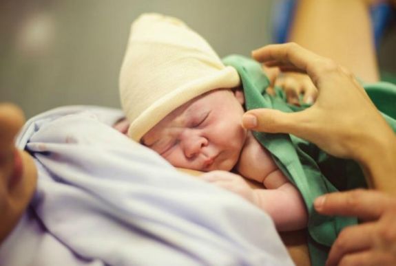 Késői gyermekvállalás, bábai hivatás – a biztonságos szülésről tartottak konferenciát Csíkszeredában