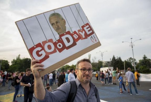 A korrupt politikusokat még az ág is húzza: Dragneát és családját nem engedik be Amerikába