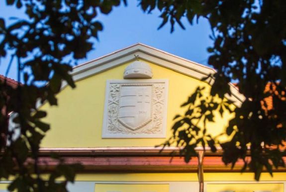 Visszakerült a magyar címer a sepsiszentgyörgyi Mikes Kelemen Elméleti Líceum homlokzatára 