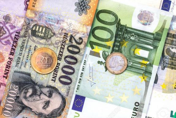 Történelmi mélypontra gyengült a forint az euróval szemben