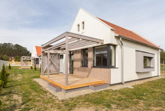 Budapesti támogatással épült orvoslakásokat adtak át Gyergyószentmiklóson