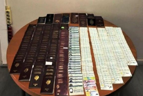 Több száz útlevelet találtak egy román nőnél a görög hatóságok