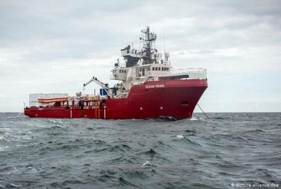 Olaszország megnyitja kikötőit a menekültek előtt