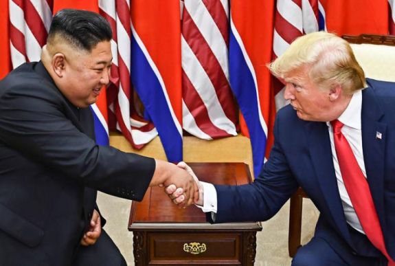 Kim Dzsong Un meghívta az amerikai elnököt Phenjanba