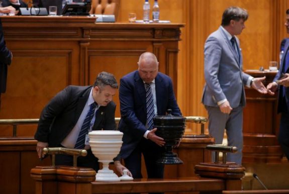 A PMP és a Pro Románia törvényhozói aláírták a bizalmatlansági indítványt