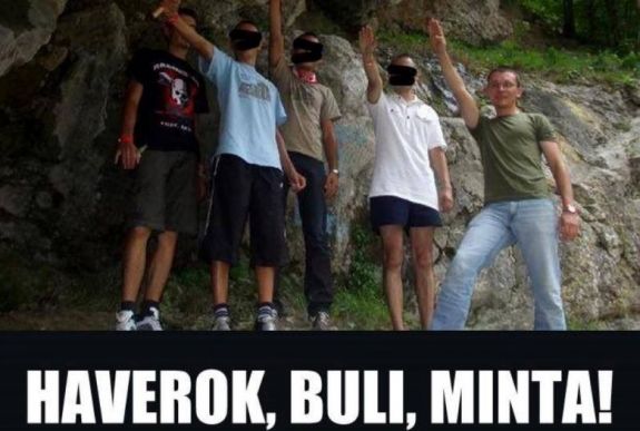 Karlendítős fotó: az EMNP ifjúsági szervezetének szólt vissza a MIÉRT