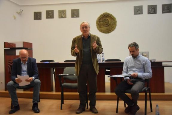 Közel száz éves családi perből fikciómentes regény készült – Várady Tibor könyvbemutatóján jártunk