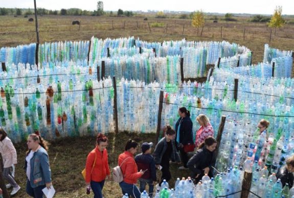 552 méter hosszú pillepalack-labirintus épült Szatmár megyében