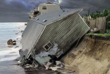 Már öt halálos áldozata van a Florida felé közeledő Dorian hurrikánnak