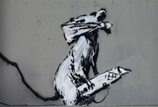 Ismét lába kelt egy Banksy-graffitinek
