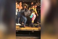 Ötéves kislányával ugrott vonat elé egy apa – a gyermek épségben mászott ki a gépezet alól (VIDEÓ)