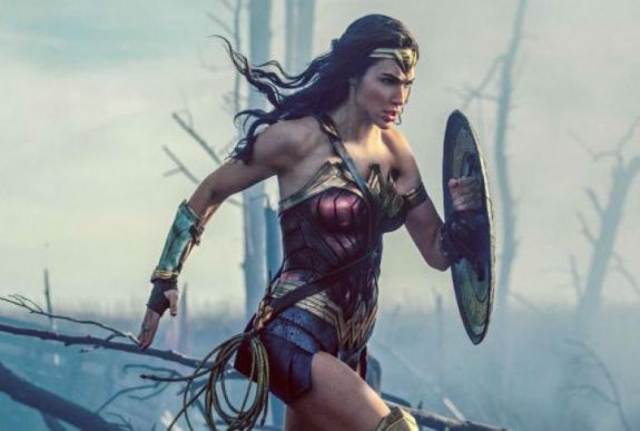 Elemzés: négyszer annyiszor mutatják a filmekben ruhátlanul a vezetőt játszó nőket, mint a férfiakat