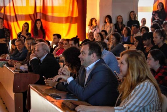 „Kolozsvár: élet, zsúfoltság, buli” – gólyákat kérdeztünk az egyetemi évkezdésen