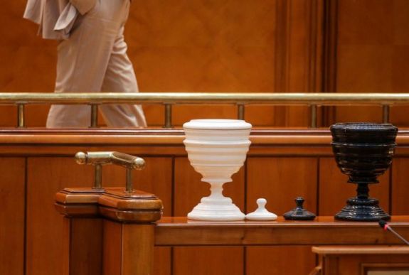 FRISSÍTVE - Végül jövő csütörtökön szavaz a parlament a bizalmatlansági indítványról