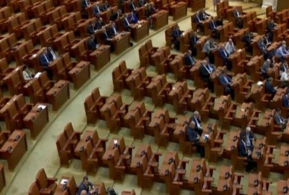 Megkezdték a parlamenti ülést, amelyen felolvassák a bizalmatlansági indítványt