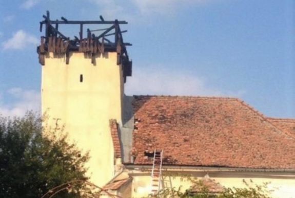 Leégett templomtorony: a Magyar Unitárius Egyház is gyűjtést hirdet