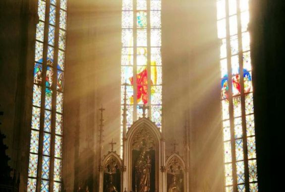 „A megalázás magasiskolája” – túlharsogta a román népzene a Szent Mihály-templomban zajló szentmisét