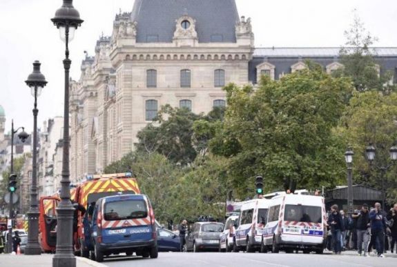 Halálos késelés Párizsban: a francia belügyminiszter nem mond le