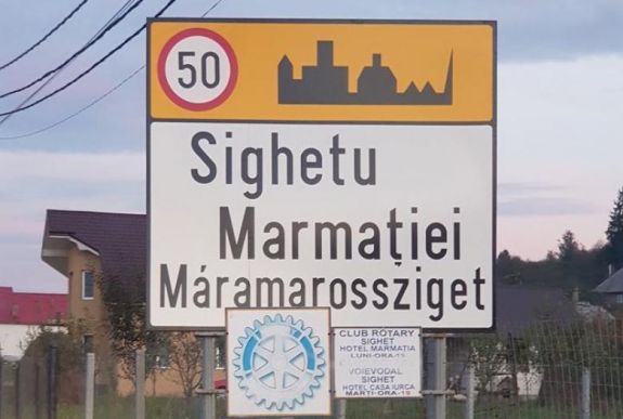 Harminc éves álom vált valóra: magyar helységnévtáblát helyeztek ki Máramarosszigeten