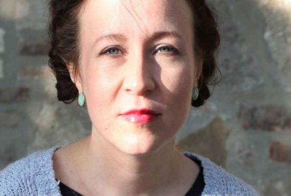 „Ott van a várfal az anya-hamuval és mellette egy gyermekotthon” - Déva című filmjéről kérdeztük Szőcs Petrát