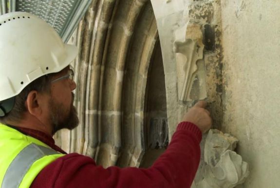 Kőrestaurátorral néztük meg az újuló kolozsvári Szent Mihály-templomot (VIDEÓ)
