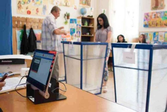 Elnökválasztás: kijelölték a választási körzetek számítógép-kezelőit