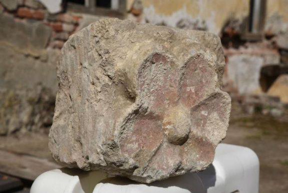 Értékes 12. századi kőfaragványokra bukkantak a borosjenői várban