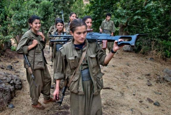 A kurd harcosok kivonultak Rász al-Ainból