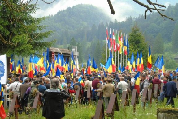 Román trikolórba borul ismét pénteken az úzvölgyi temető