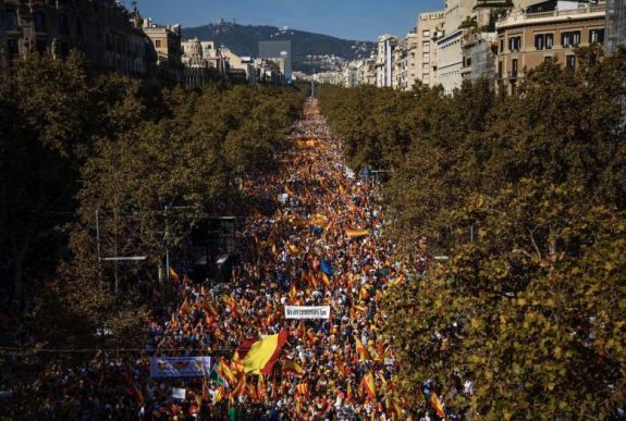Tízezrek vonultak utcára Spanyolország egységéért Barcelonában