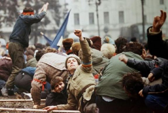 Felmérés: nem bántuk meg a rendszerváltásokat, de elégedettek sem vagyunk