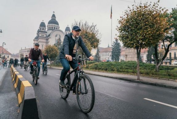 Kelemen Hunor kipróbálta, milyen a bringások élete Marosvásárhelyen