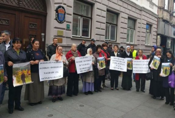 Peter Handke Nobel-díja ellen tüntettek a szarajevói svéd nagykövetség előtt