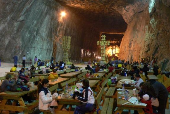 FRISSÍTVE - Elhúzódik a bányászok tiltakozása – pénteken sem látogatható a parajdi sóbánya