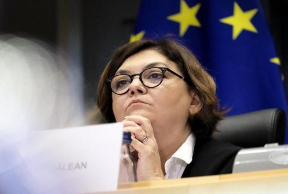 Von der Leyen eldöntötte, hogy melyik a román jelöltet szeretné a Bizottságban 