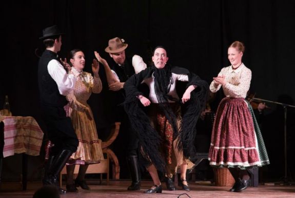 Huszonhat szórványtelepülés lakóinak vitte el az „ősi színházat” az Aradi Kamaraszínház