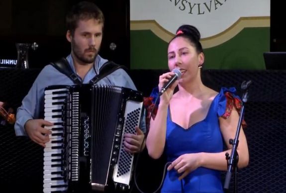„Aki meghallja, megmelegedjen egy kicsit tőle...” - Kolozsváron mutatták be az erdélyi cigányok népzenéjét (VIDEÓ)