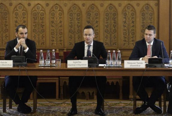 Szijjártó: a történelmi tények tiszteletben tartása nem revizionizmus