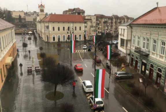 Antal Árpád kifizeti a zászlóbírságot, de nem mond le a szimbólumhasználatról