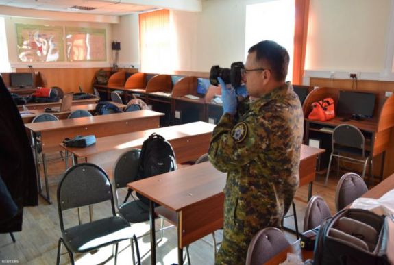 Tüzet nyitott társaira egy tanuló az orosz Távol-Keleten